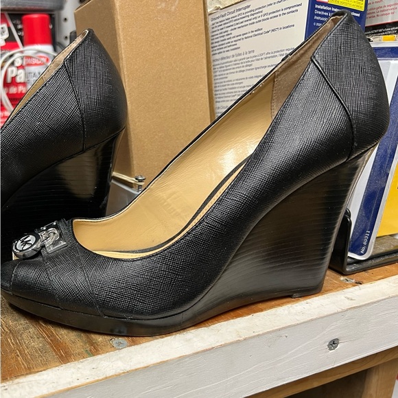 Michael kors black wedge with silver logo lock charm size 8 - Picture 2 of 4